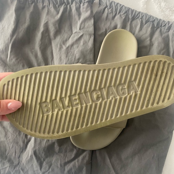 Balenciaga BB Pool Slides - Picture 5 of 7